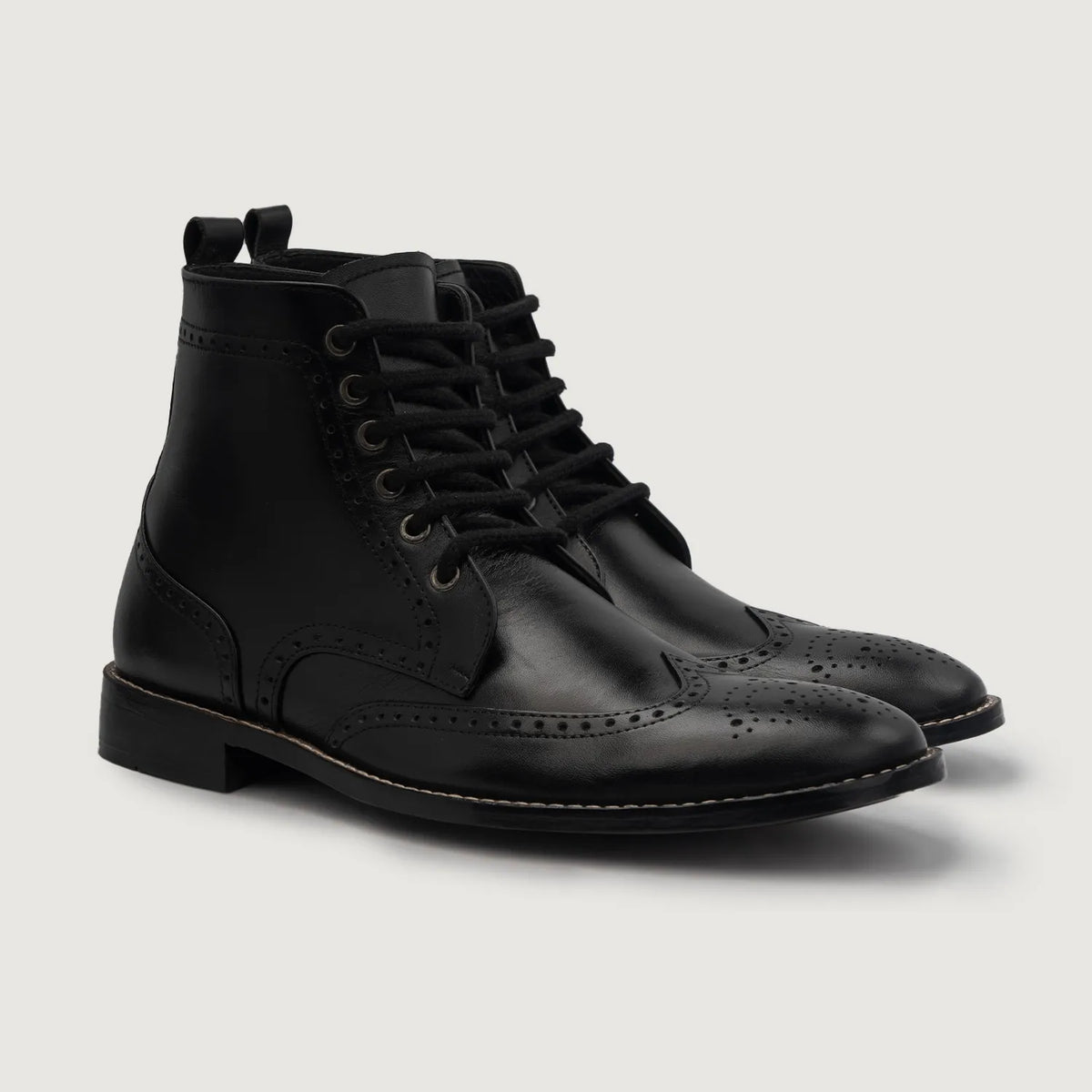 Duster Brogues Derby Черный Кожаные ботинки для Мужчин For Men в натуральной черной яловой коже - Вид спереди и приталенный силуэт | Купить в официальном онлайн-магазине