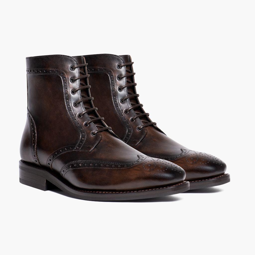 Wingtip Dark Oak Кожаные ботинки для Мужчин For Men in Classic Full-Grain Leather - Вид сбоку | Купить в официальном онлайн-магазине