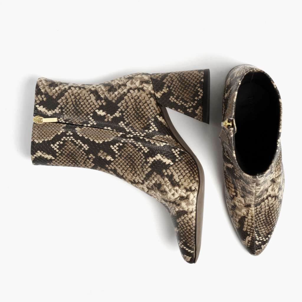 High-Traction Rubber Outsole & Lug Tread Pattern on Heartbreaker Snake Print Кожаные ботинки для Женщин