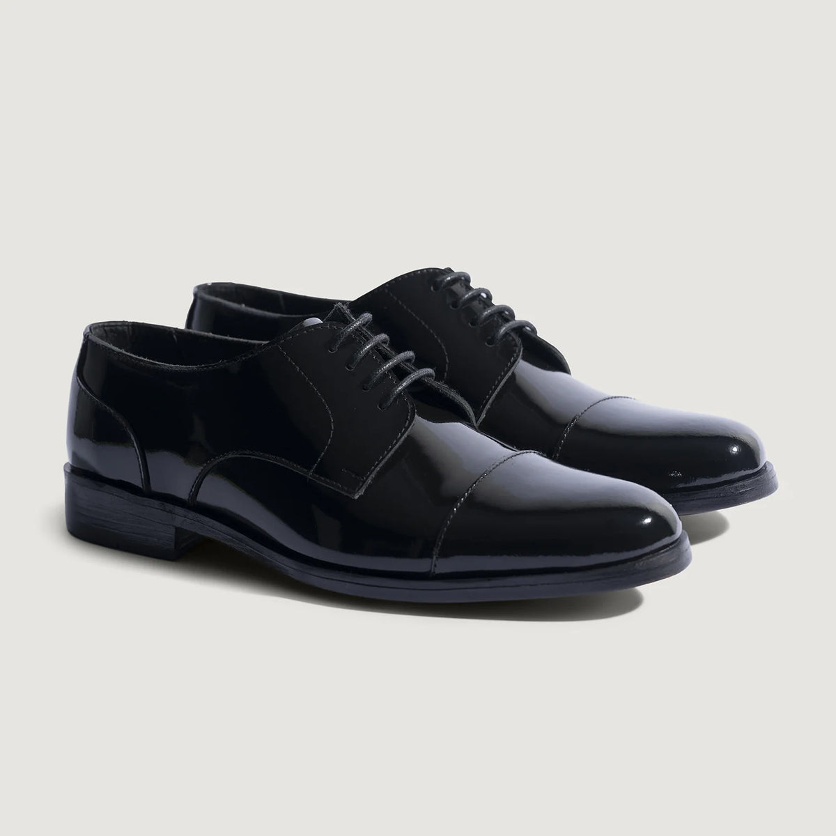 Attorney Derby Черный Кожаная обувь для Мужчин For Men in Patent Black Full-Grain Leather - Вид сбоку | Купить в официальном онлайн-магазине