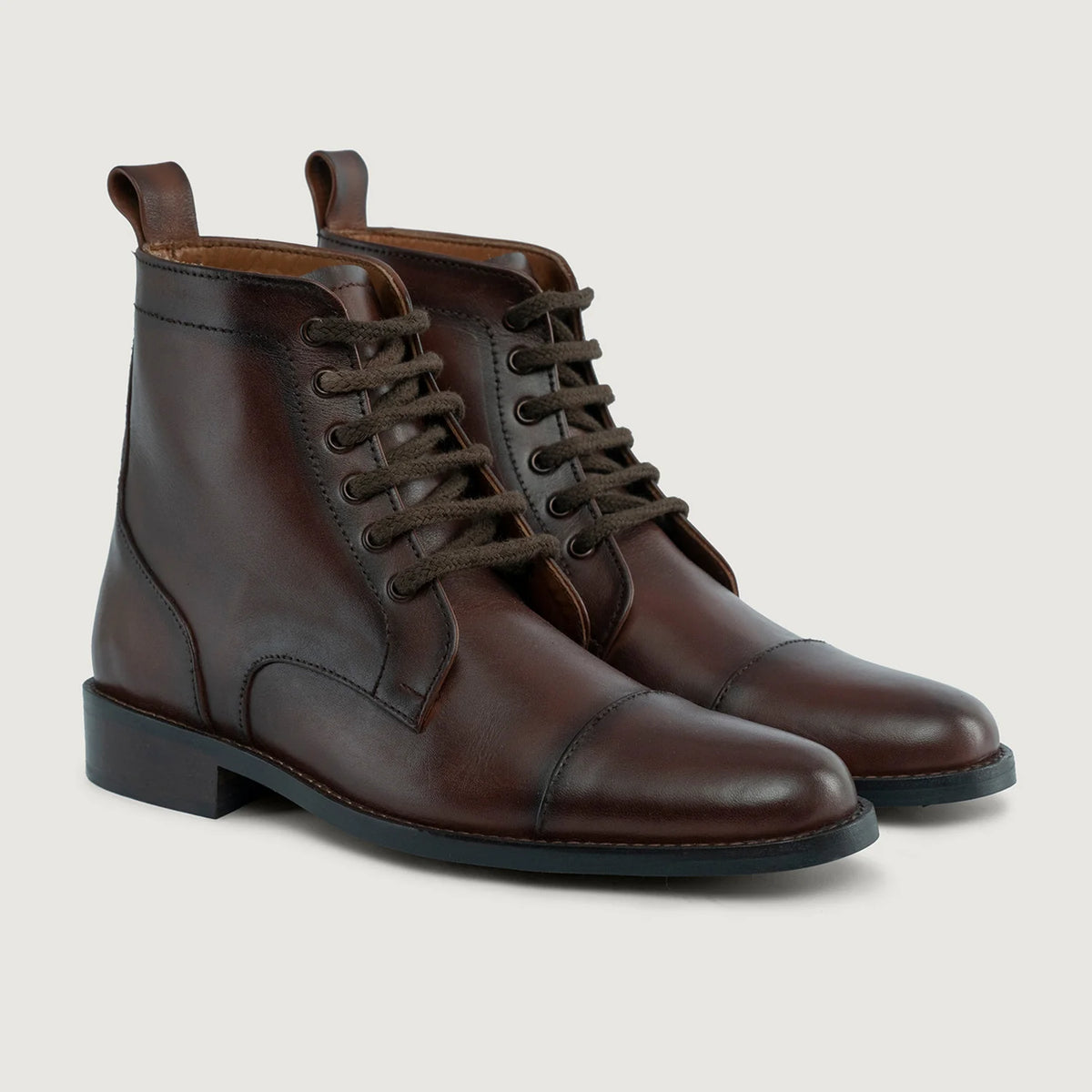 Knight Derby Burnished Brown Leather Boots StudGuard For Men in Burnished Brown Full-Grain Leather - Вид сбоку | Купить в официальном онлайн-магазине