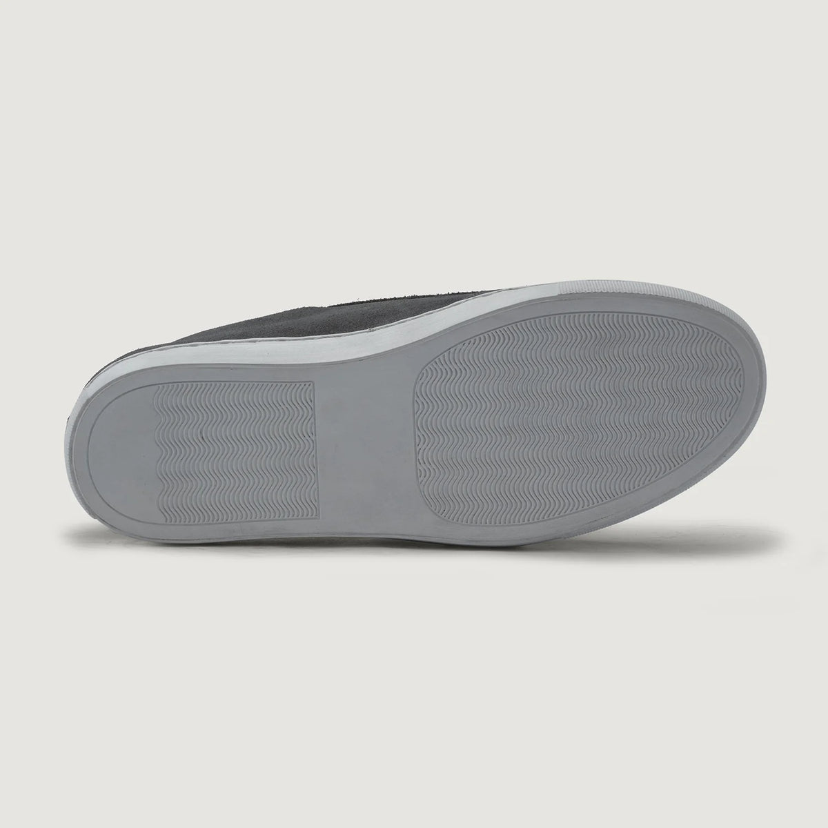 High-Traction Rubber Outsole & Lug Tread Pattern on Murphy Low Top Grey Suede Кожаные кеды для Мужчин For Men