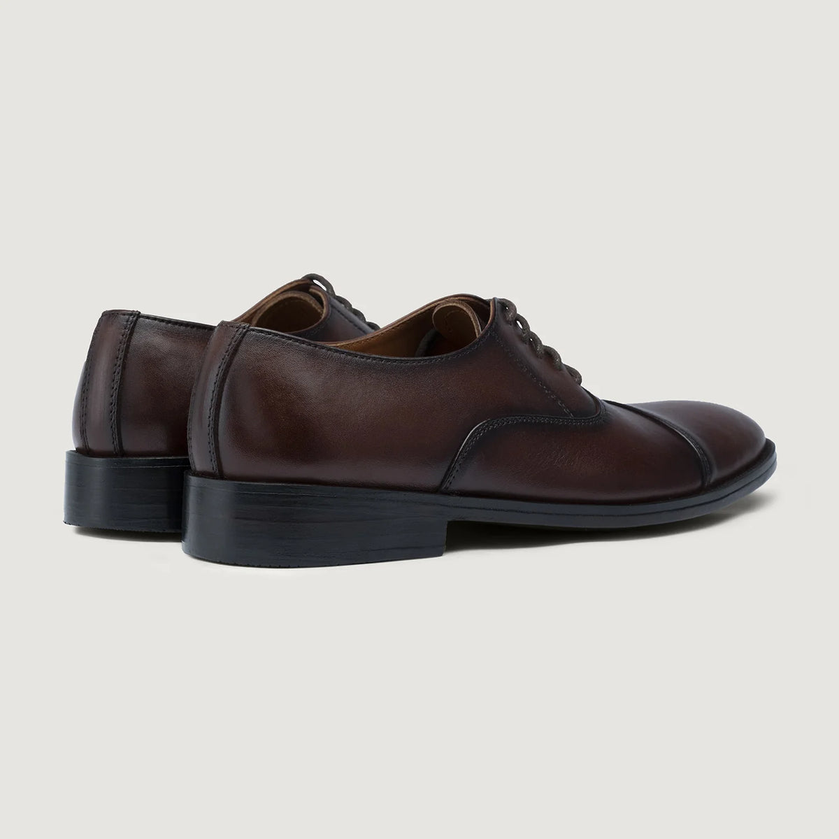 High-Traction Rubber Outsole & Lug Tread Pattern on Professor Oxford Burnished Коричневый Кожаная обувь для Мужчин For Men