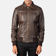 
Aaron Distressed Brown Leather Bomber Jacket - Вид сбоку, демонстрирующий эргономичный крой рукава