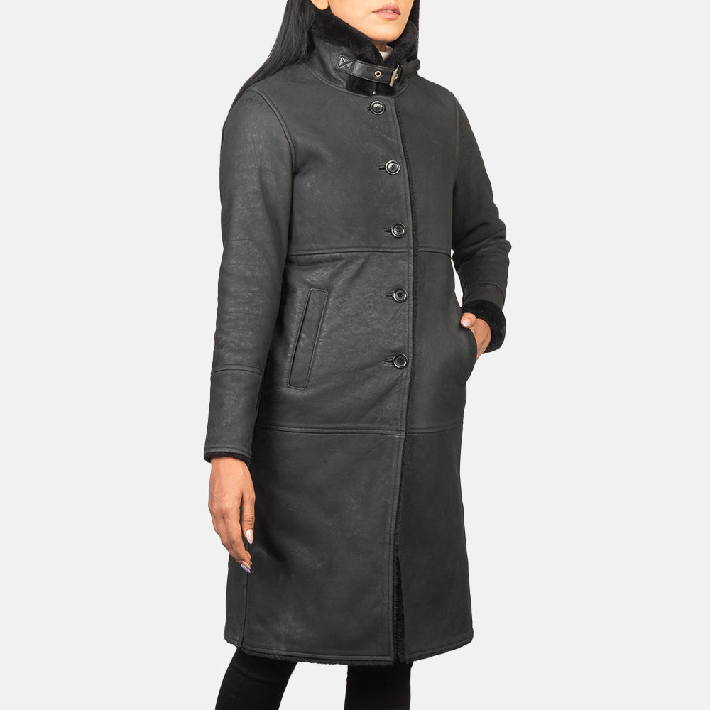 
Distressed Black Sheepskin Leather Aviator Jacket - Вид сзади, подчеркивающий посадку по плечам и ровный край