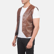 
Brown Cowhide leather Vest - Вид сзади, подчеркивающий посадку по плечам и ровный край