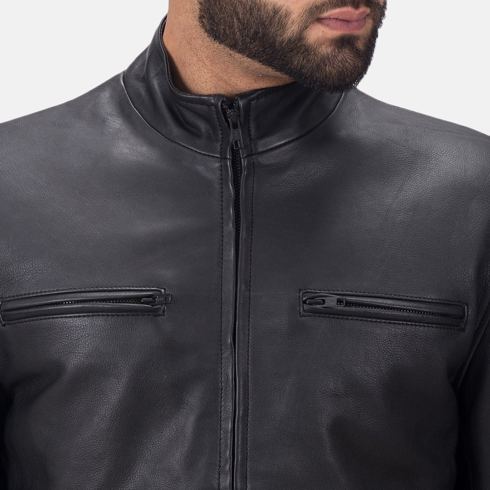 
Крупный план деталей of High neck & Zipper Hardware on Austere Matte Черный Кожаная куртка-косуха для Мужчин