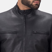 
Крупный план деталей of High neck & Zipper Hardware on Austere Matte Черный Кожаная куртка-косуха для Мужчин