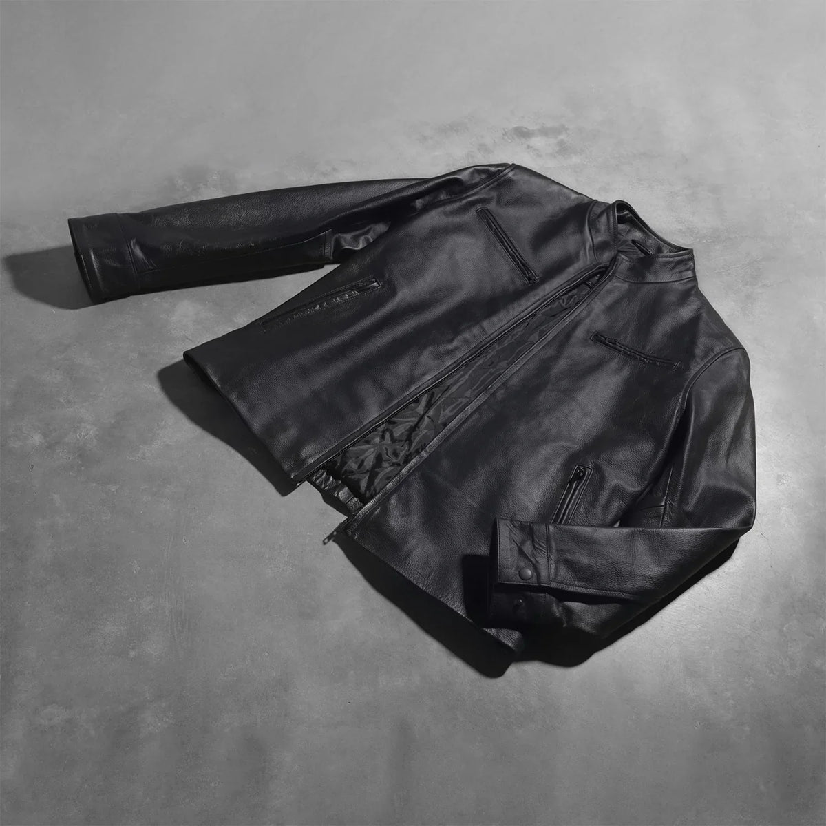 
Button & Hem Craftsmanship Construction Detail on Austere Matte Черный Кожаная куртка-косуха для Мужчин