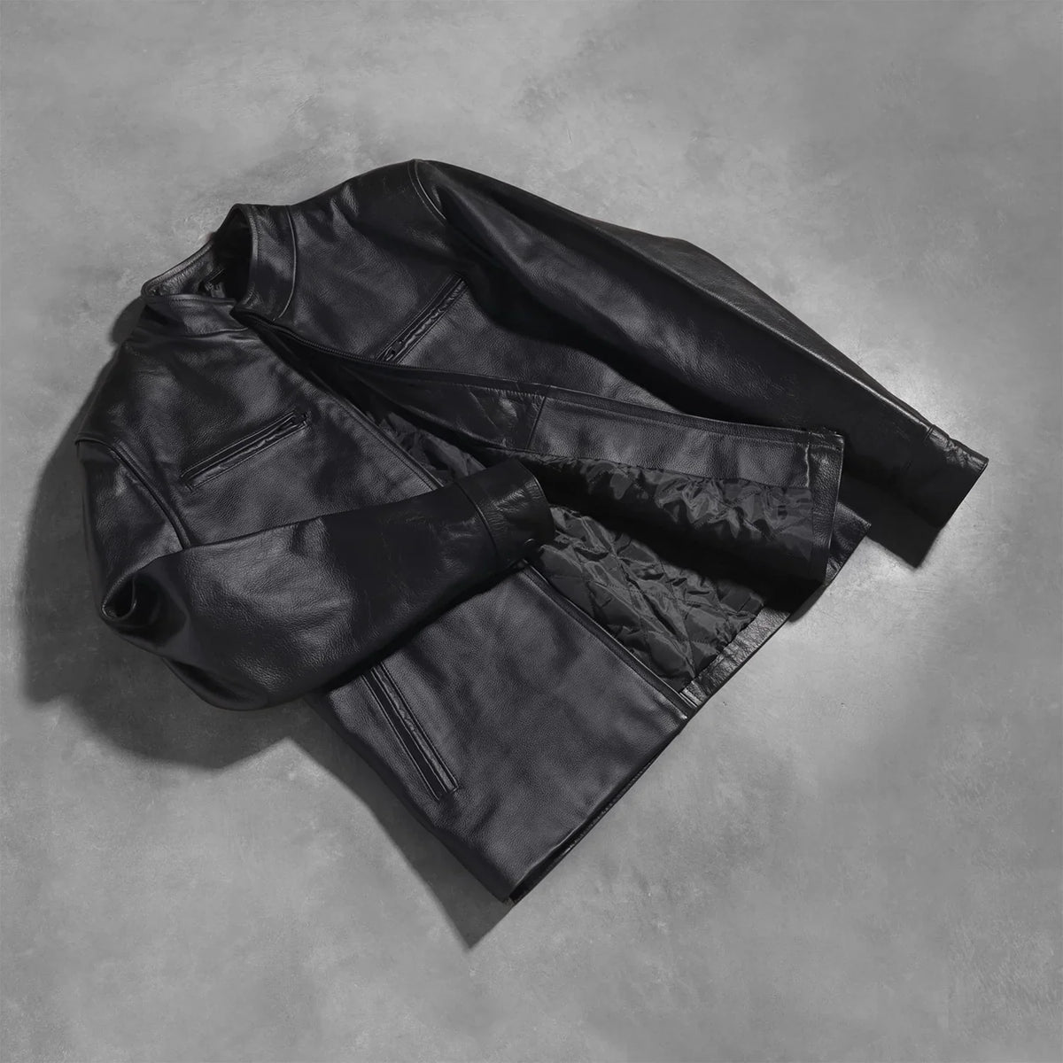 
Как выглядит на человеке:  Austere Matte Черный Кожаная куртка-косуха для Мужчин на модели — естественные складки при дневном свете