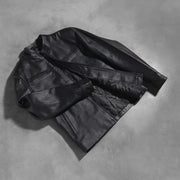 
Как выглядит на человеке:  Austere Matte Черный Кожаная куртка-косуха для Мужчин на модели — естественные складки при дневном свете