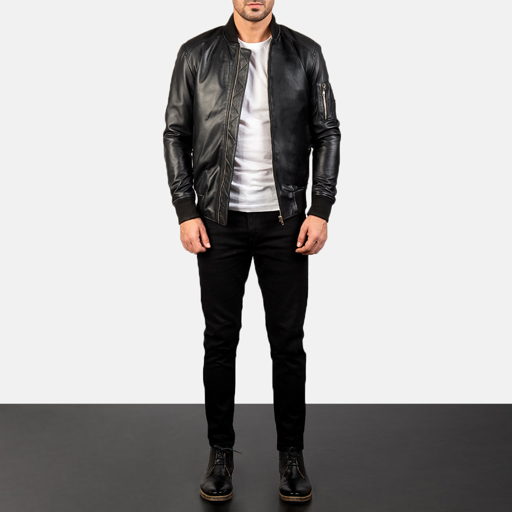 
Bomia Ma-1 Black Leather Bomber Jacket - Вид сбоку, демонстрирующий эргономичный крой рукава