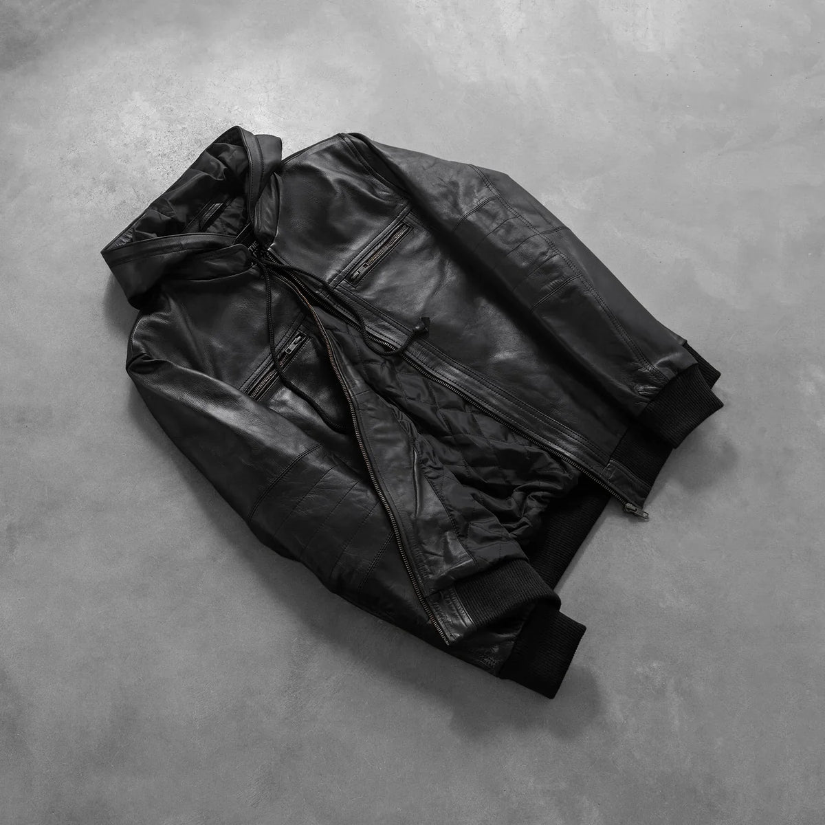 
Как выглядит на человеке:  Bouncer Biz Black Leather Hooded Bomber Jacket на модели — естественные складки при дневном свете