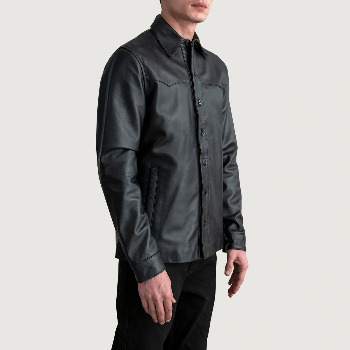 
Black Sheepskin leather Jacket - Вид сзади, подчеркивающий посадку по плечам и ровный край