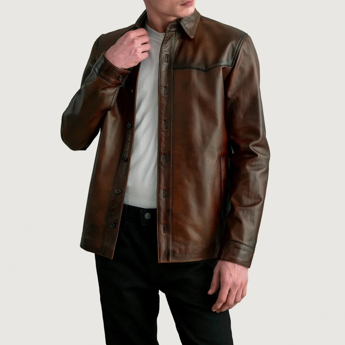 
Bronco Distressed Коричневый Leather Shirt для Мужчин in Distressed Brown Sheepskin Leather - Вид спереди и приталенный силуэт | Купить в официальном онлайн-магазине