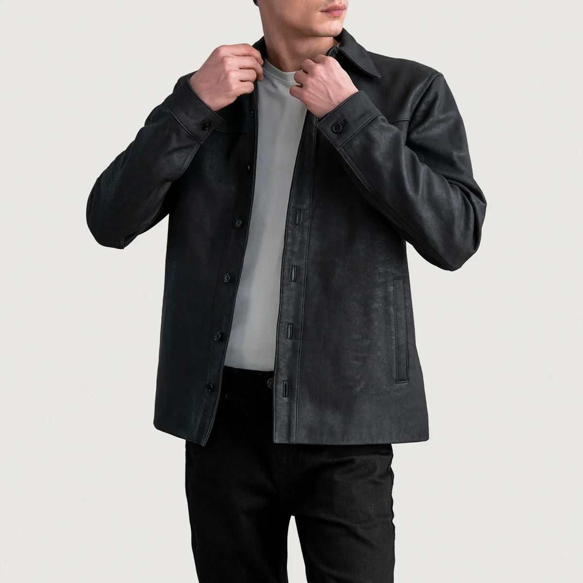 
Bronco Tumbled Черный Leather Shirt для Мужчин in Tumbled Black Sheepskin Leather - Вид спереди и приталенный силуэт | Купить в официальном онлайн-магазине