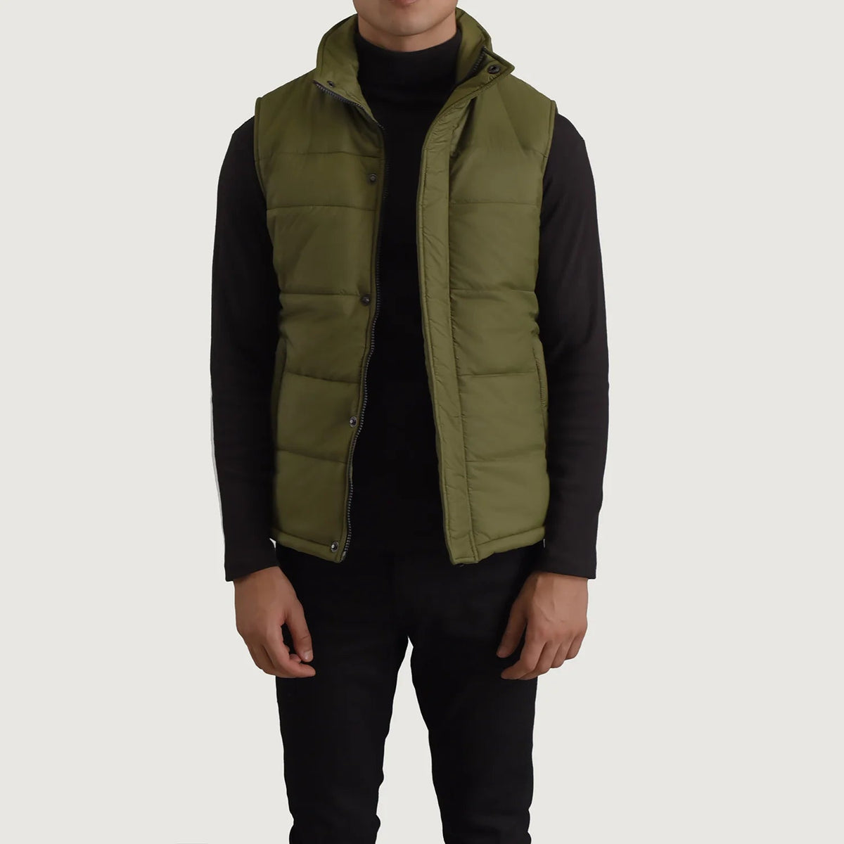
Bryan Оливковый Утепленный жилет для Мужчин in Green Full-Grain Leather - Вид спереди и приталенный силуэт | Купить в официальном онлайн-магазине