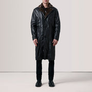 
Black Sheepskin Leather Aviator Jacket - Вид сзади, подчеркивающий посадку по плечам и ровный край