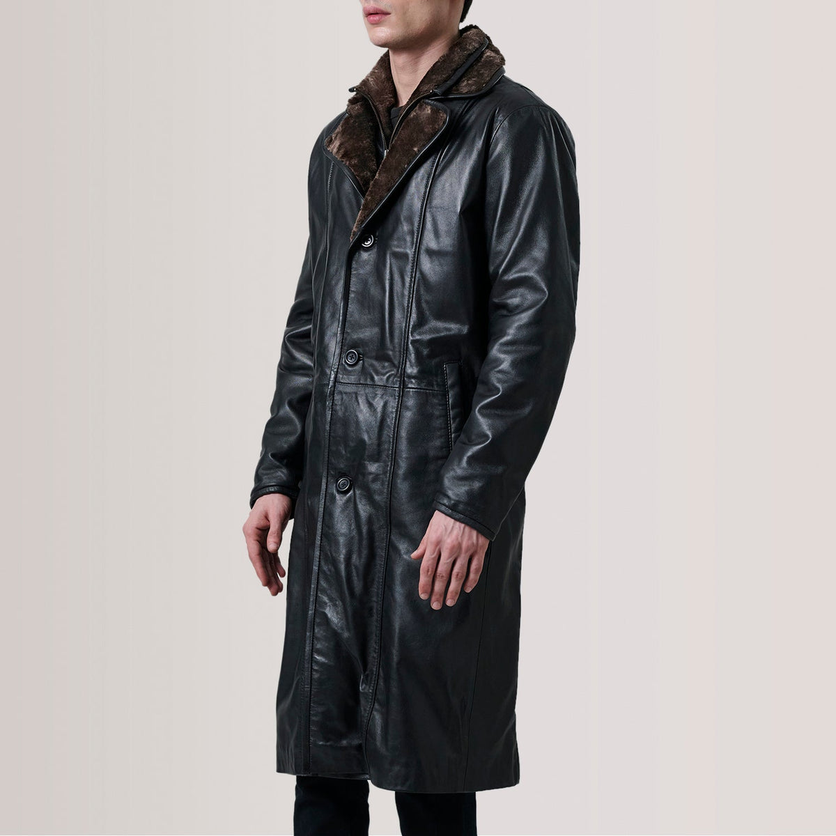 
Cai Черный Leather Shearling Кожаное пальто для Мужчин For Men - Вид сбоку, демонстрирующий эргономичный крой рукава