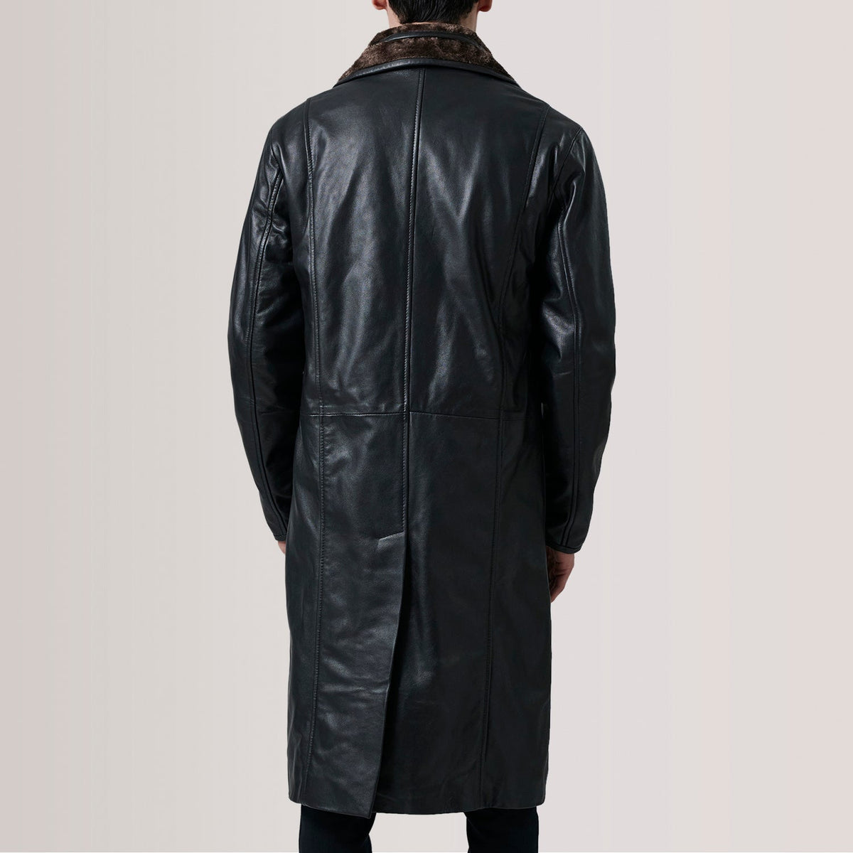 
Крупный план деталей of Notch & Button Hardware on Cai Черный Leather Shearling Кожаное пальто для Мужчин For Men