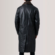 
Крупный план деталей of Notch & Button Hardware on Cai Черный Leather Shearling Кожаное пальто для Мужчин For Men
