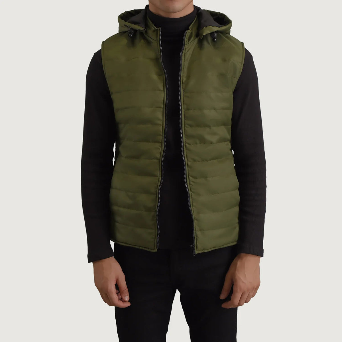 
Carlo Оливковый Утепленный жилет с капюшоном для Мужчин in Green Full-Grain Leather - Вид спереди и приталенный силуэт | Купить в официальном онлайн-магазине