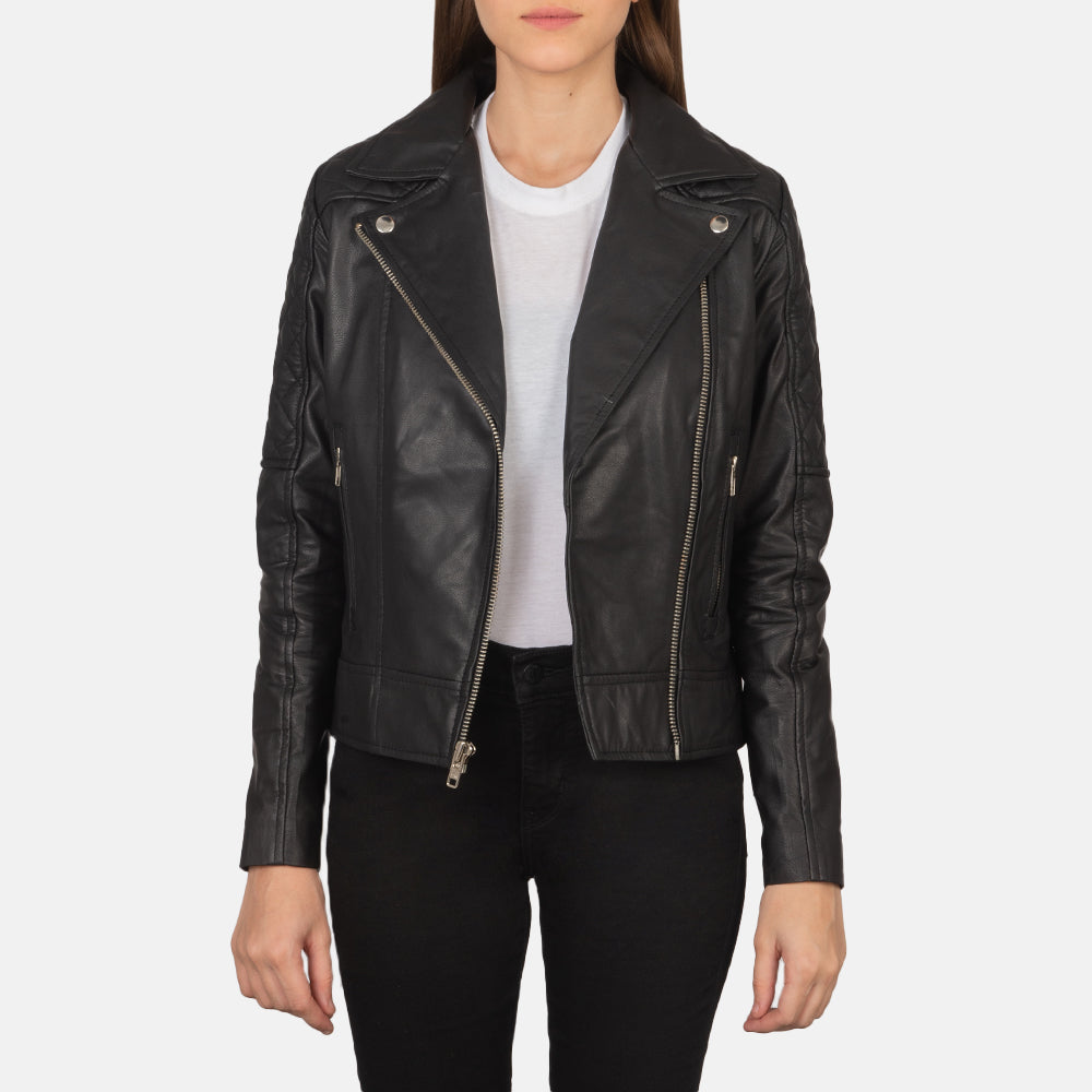 
Carolyn Quilted Black Biker Jacket in Black Goatskin Leather - Вид спереди и приталенный силуэт | Купить в официальном онлайн-магазине