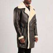 
Как выглядит на человеке:  Charles Brown Suede Leather Shearling Double-Breasted Coat на модели — естественные складки при дневном свете