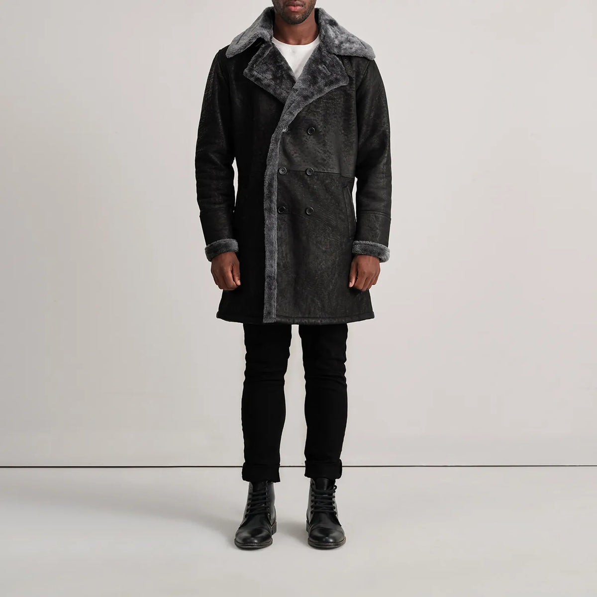 
Charles Brown Suede Leather Shearling Double-Breasted Coat - Вид сбоку, демонстрирующий эргономичный крой рукава