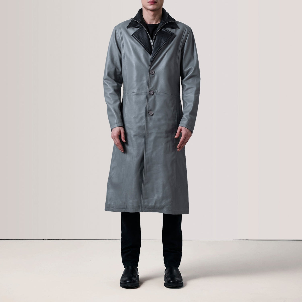 
Charlton Grey Leather Single Breasted Кожаное пальто для Мужчин - Вид сзади, подчеркивающий посадку по плечам и ровный край