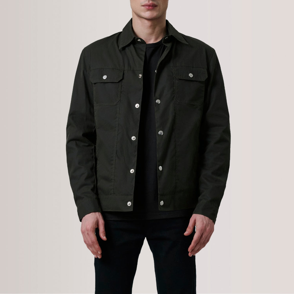
Colberto Olive Waxed Canvas Trucker Кожаная куртка для Мужчин For Men in Olive Waxed Cotton Canvas - Вид спереди и приталенный силуэт | Купить в официальном онлайн-магазине