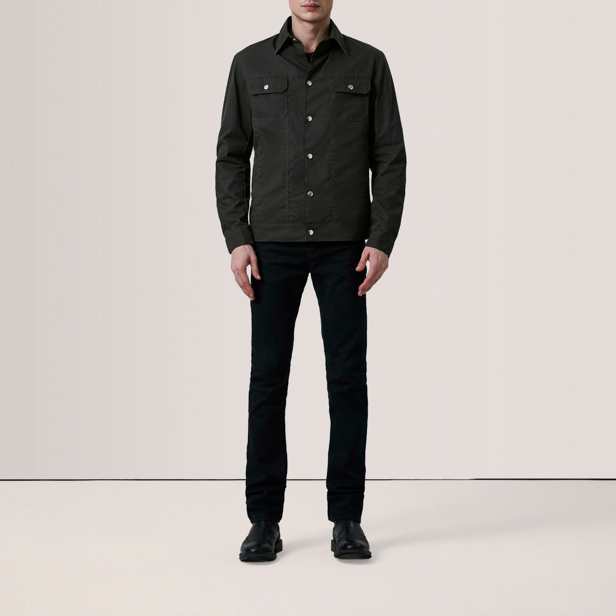
Olive Waxed Cotton Canvas Leather Jacket - Вид сзади, подчеркивающий посадку по плечам и ровный край