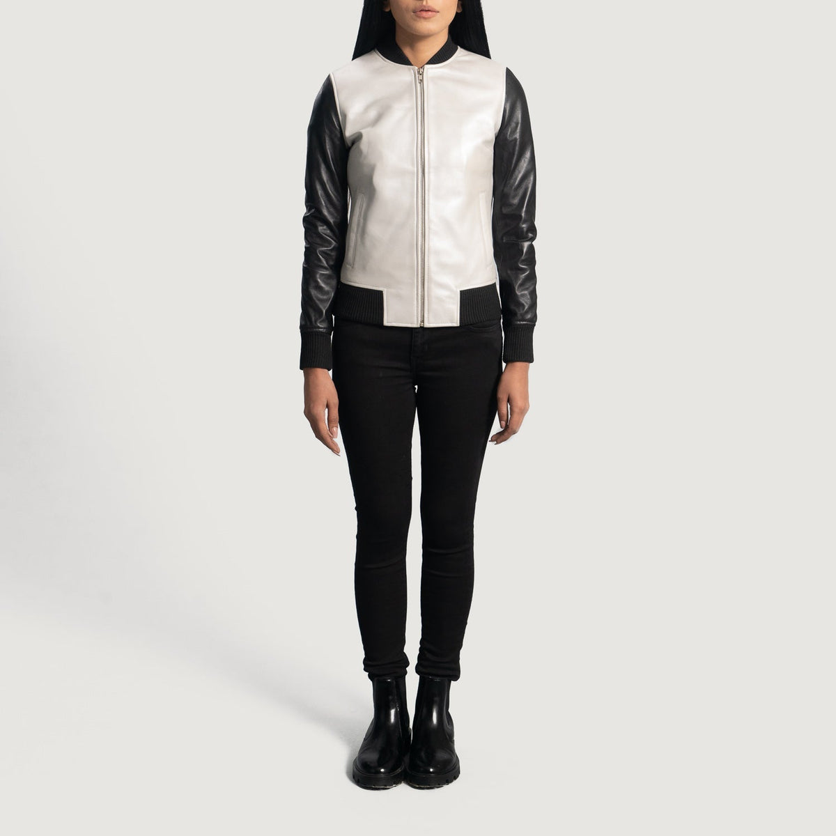 
Крупный план деталей of Varsity & Zipper Hardware on Cole Silver Кожаный бомбер для Женщин