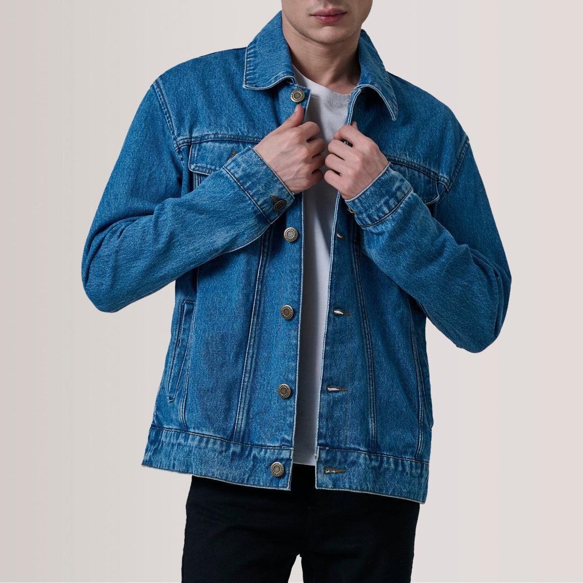 
Conard Синий Denim Trucker Кожаная куртка для Мужчин For Men in Blue Full-Grain Leather - Вид спереди и приталенный силуэт | Купить в официальном онлайн-магазине