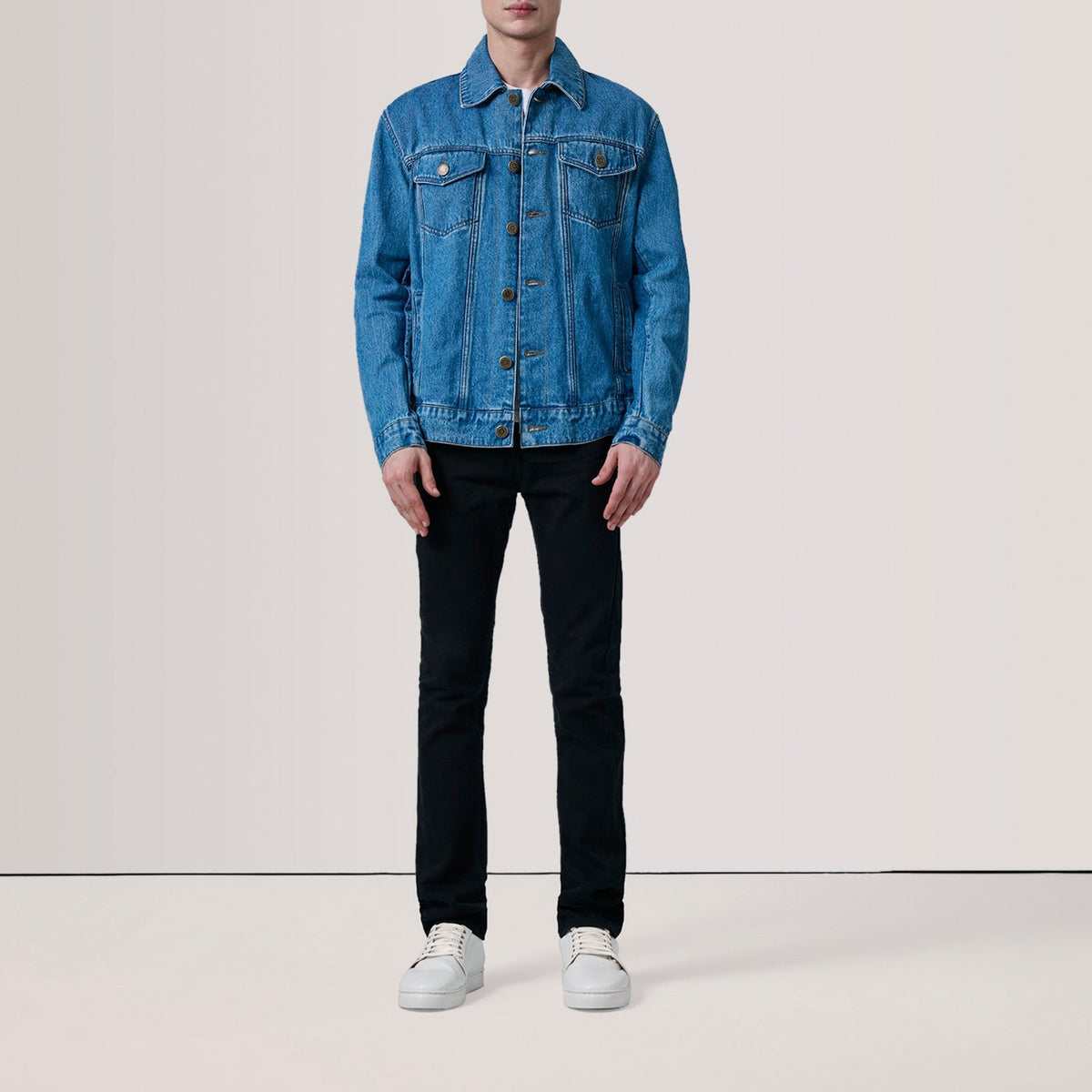 
Blue Full-Grain leather Jacket - Вид сзади, подчеркивающий посадку по плечам и ровный край