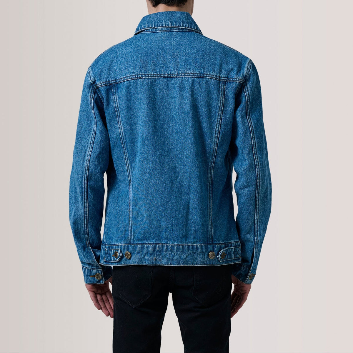 
Крупный план деталей of Classic Collar & Heavy-Duty Zipper Hardware on Conard Синий Denim Trucker Кожаная куртка для Мужчин For Men