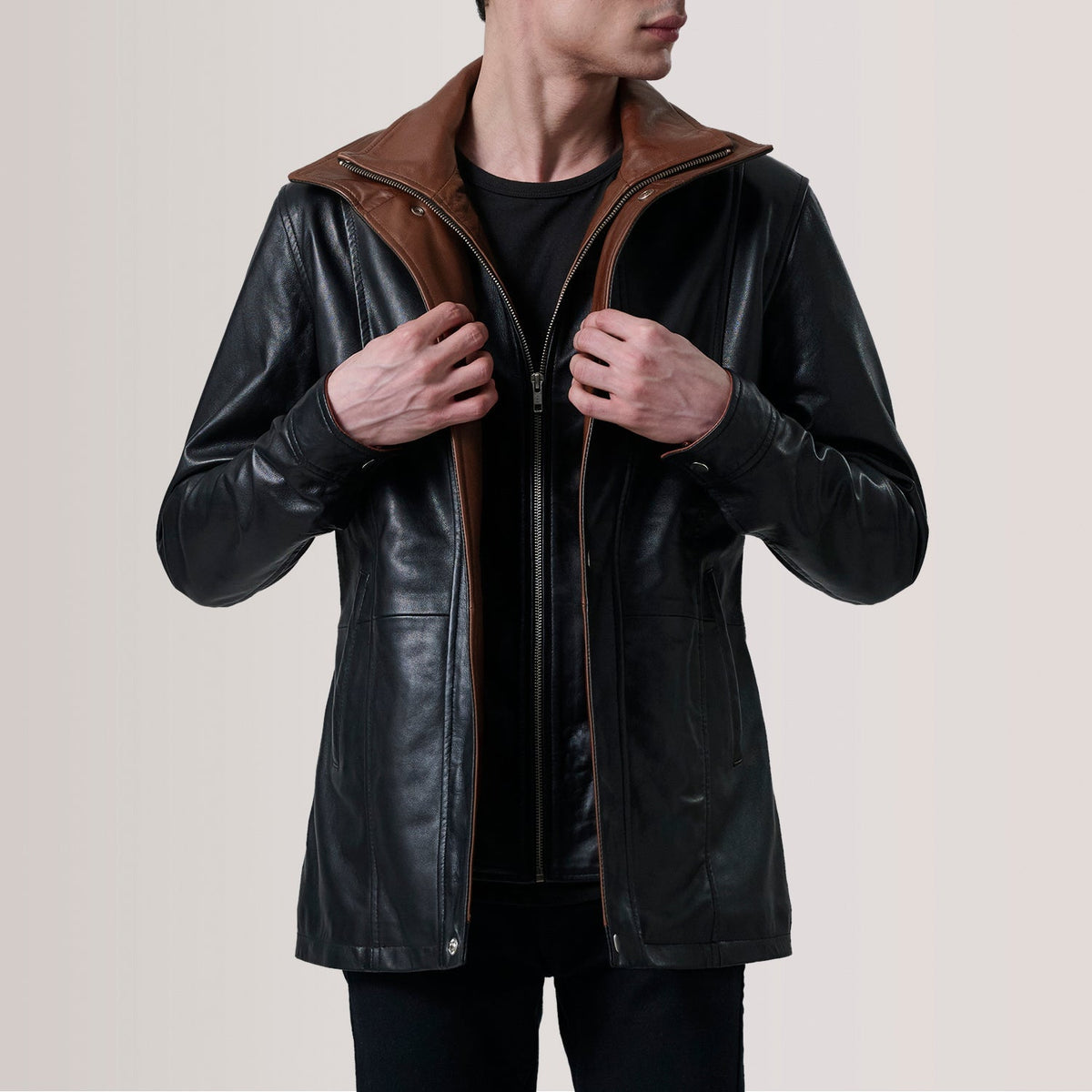 
Connor Black Leather Coat For Men in Black Sheepskin Leather - Вид спереди и приталенный силуэт | Купить в официальном онлайн-магазине