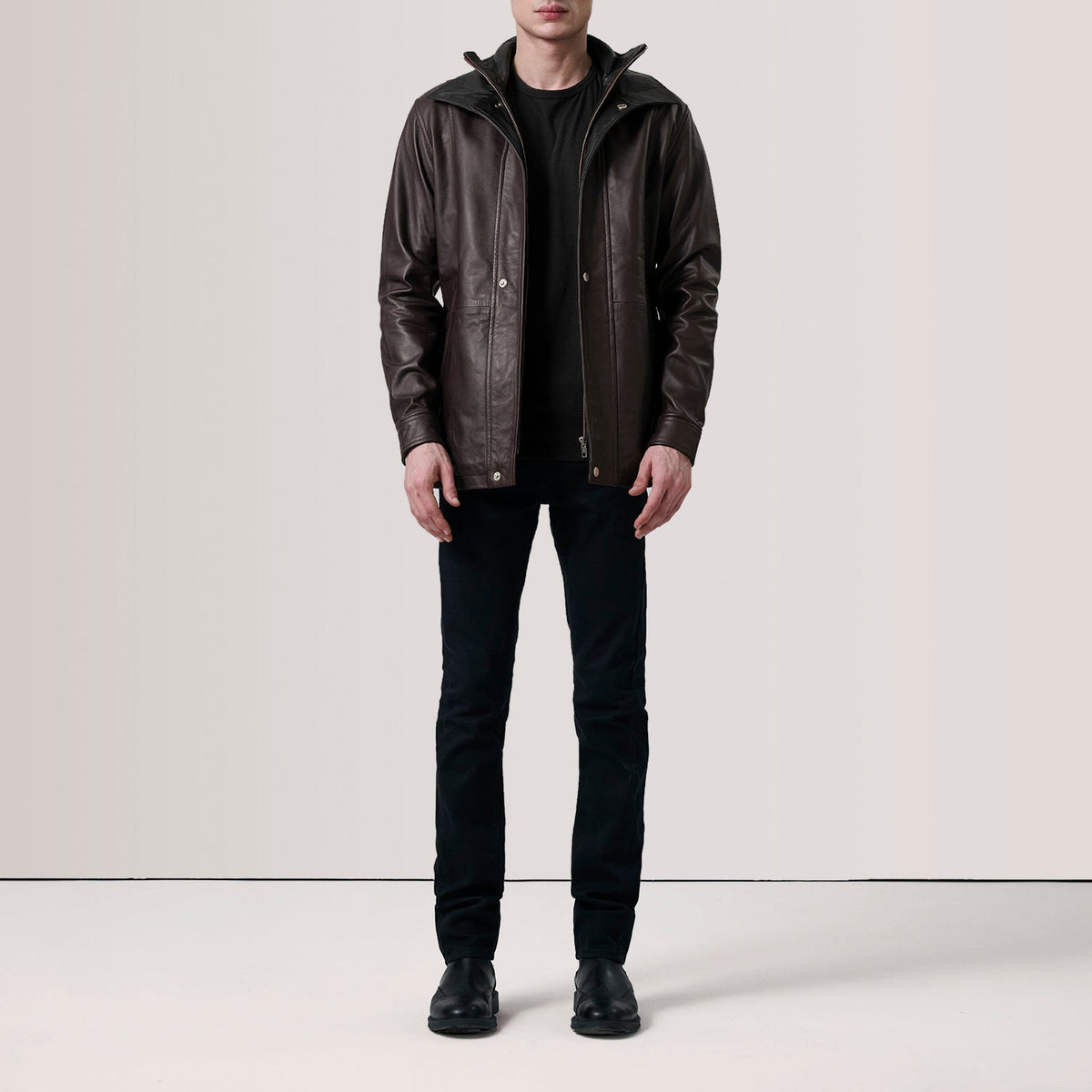 
Как выглядит на человеке:  Connor Black Leather Coat For Men на модели — естественные складки при дневном свете