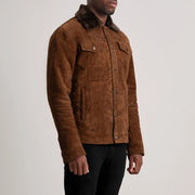 
Dallis Коричневый Suede Shearling Trucker Кожаная куртка для Мужчин - Вид сзади, подчеркивающий посадку по плечам и ровный край