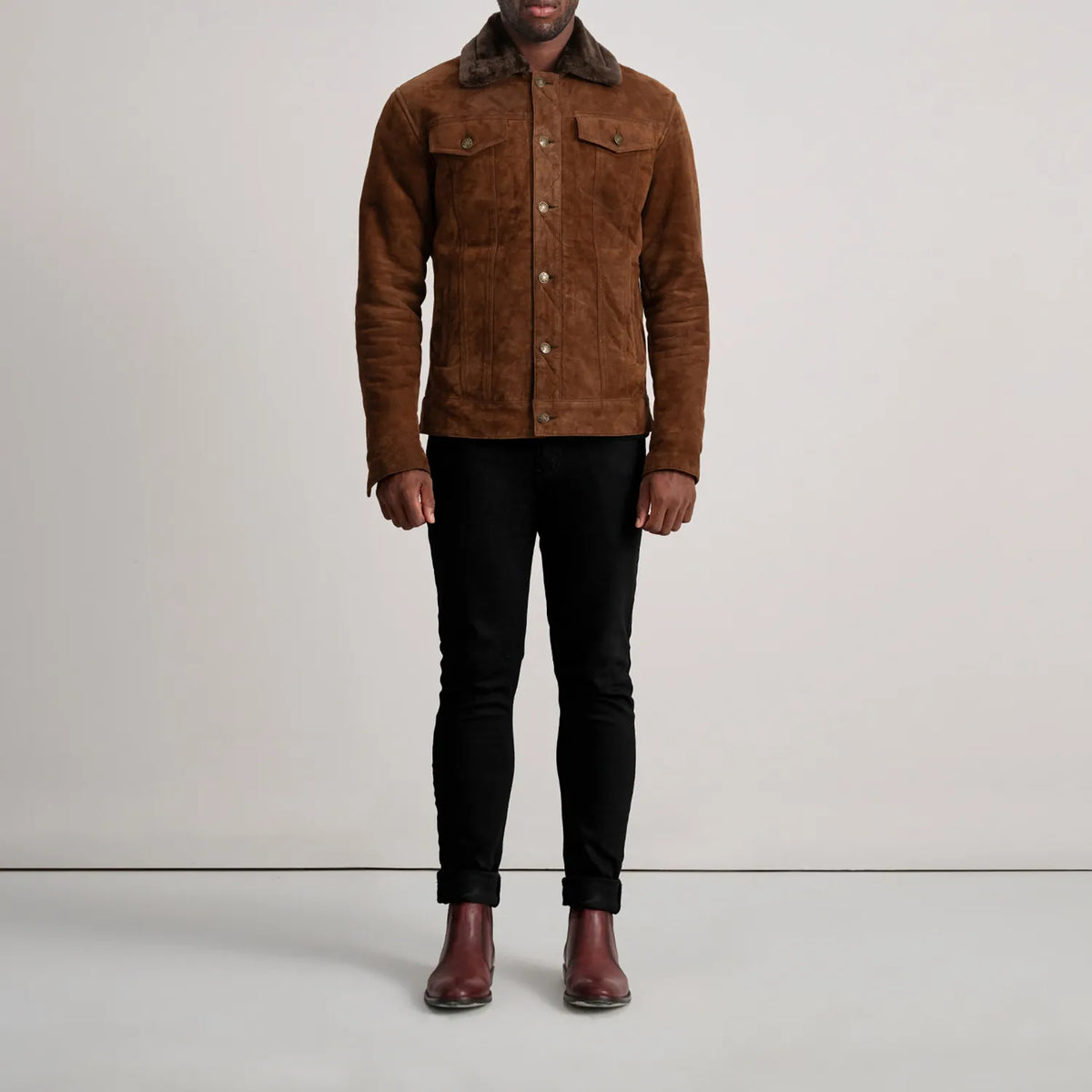 
Dallis Коричневый Suede Shearling Trucker Кожаная куртка для Мужчин - Вид сбоку, демонстрирующий эргономичный крой рукава