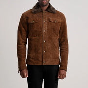 
Крупный план деталей of Classic Collar & Button Hardware on Dallis Коричневый Suede Shearling Trucker Кожаная куртка для Мужчин