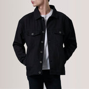 
Eddie Черный Oversized Denim Trucker Кожаная куртка для Мужчин For Men в натуральной черной яловой коже - Вид спереди и приталенный силуэт | Купить в официальном онлайн-магазине