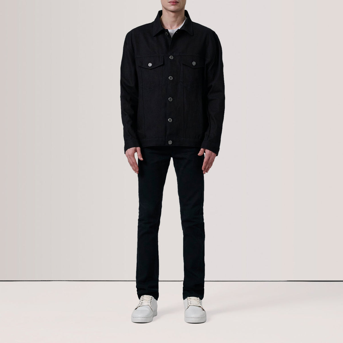 
Black Full-Grain leather Jacket - Вид сзади, подчеркивающий посадку по плечам и ровный край