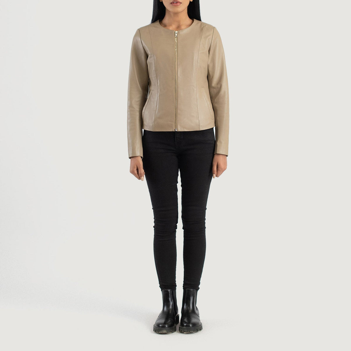 
Elixir Beige Collarless Leather Jacket - Вид сбоку, демонстрирующий эргономичный крой рукава
