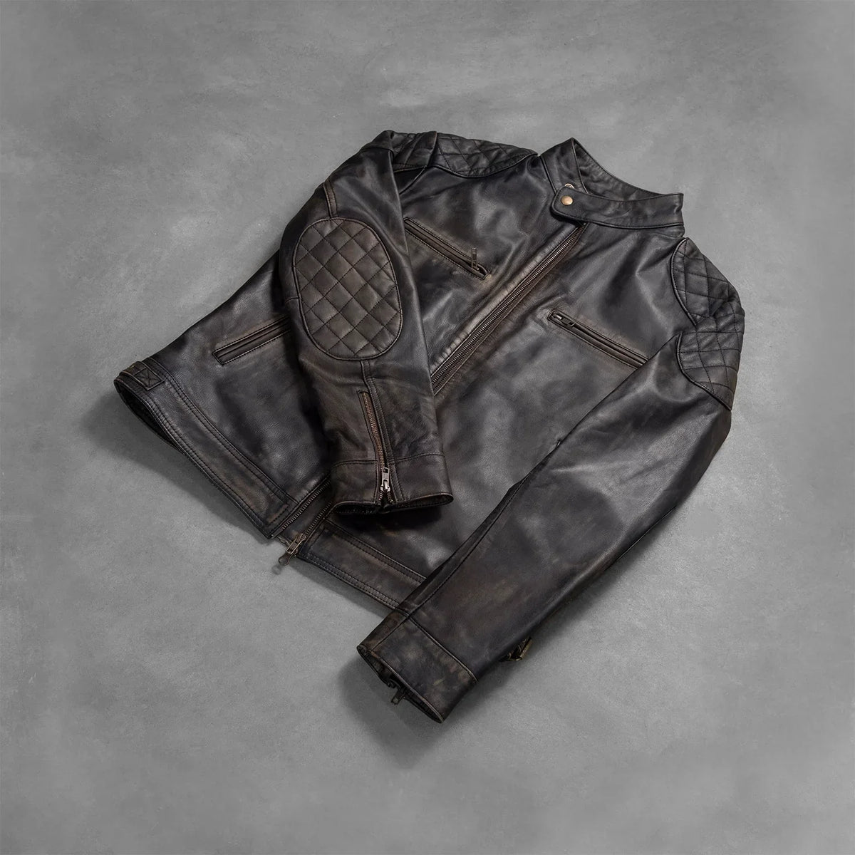 
Как выглядит на человеке:  Gatsby Quilted Distressed Brown Leather Jacket на модели — естественные складки при дневном свете