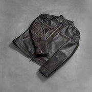 
Как выглядит на человеке:  Gatsby Quilted Distressed Brown Leather Jacket на модели — естественные складки при дневном свете