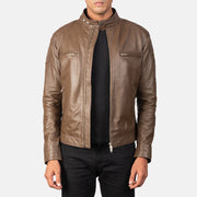 Gatsby Mocha Кожаная косуха мужская in Dark Brown Sheepskin Leather - Вид спереди и приталенный силуэт | Купить онлайн