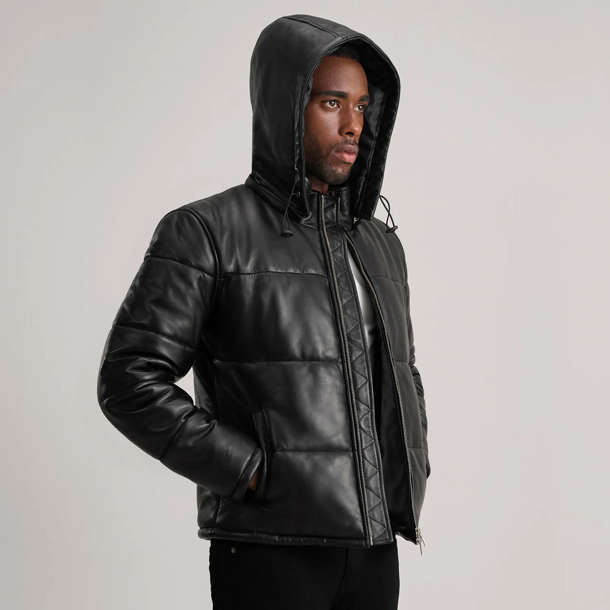 
Tan Brown Sheepskin Leather Hooded Jacket - Вид сзади, подчеркивающий посадку по плечам и ровный край