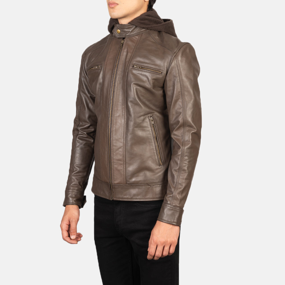 
Brown Cowhide Leather Biker Jacket - Вид сзади, подчеркивающий посадку по плечам и ровный край