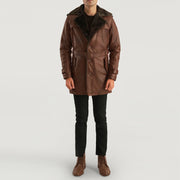 
Крупный план деталей of Notch & Button Hardware on Hunter Distressed Коричневый Fur Кожаное пальто для Мужчин
